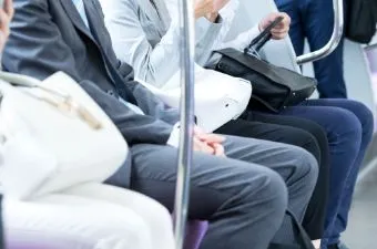 画像：電車で座った時に太ももの幅が気になる