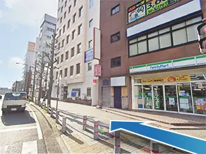 ファミリーマートの前を通り過ぎてください。