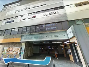 阪急電鉄 大阪梅田駅の中央改札口から外に出たら右に曲がってください。