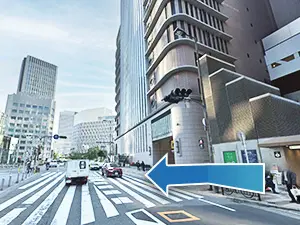 阪急百貨店方面へ、左側の横断歩道を渡ってください。