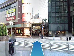 さらに目の前の横断歩道を渡って阪急東通商店街へ入ります。