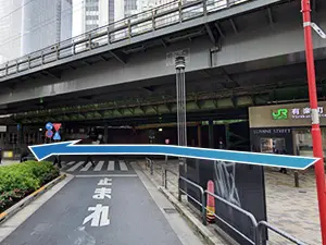 駅から出た先にある横断歩道を渡ってください。