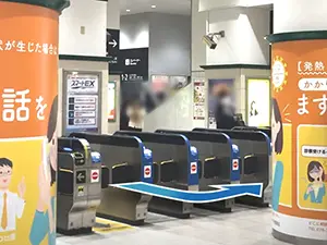 三ノ宮駅の東口改札から出て左に曲がってください。