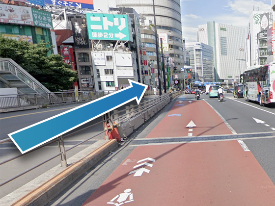 甲州街道をまっすぐ進みます。