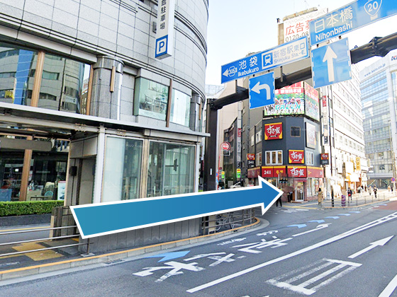 さらに目の前の横断歩道を渡って進みます。