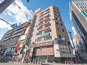 横断歩道を渡った先のビルが、当院の入居する三宮駅前平和ビルです。