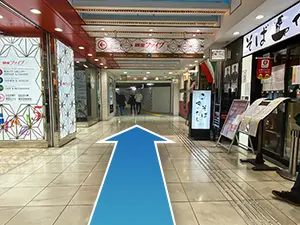 通路を直進してください。