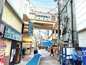 曽根崎お初天神通り商店街のアーケードを右に曲がります。