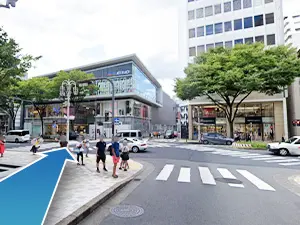 交差点に差し掛かったら、左前方の横断歩道を渡ってください。左前方に見えるビルが当クリニックの入居する名古屋ゼロゲートです。