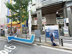 六本木駅3番出口から地上に出たら右へ進みます。