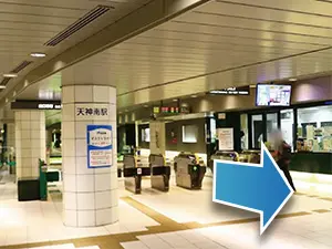 福岡市地下鉄 天神南駅中央口から出てまっすぐ進みます。