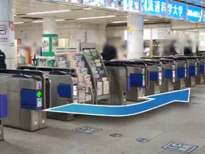 三宮駅の東改札口から出て左に曲がってください。